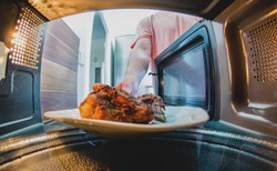 Czy mikrofalówka może zabić koronawirusa? Ekspert tłumaczy