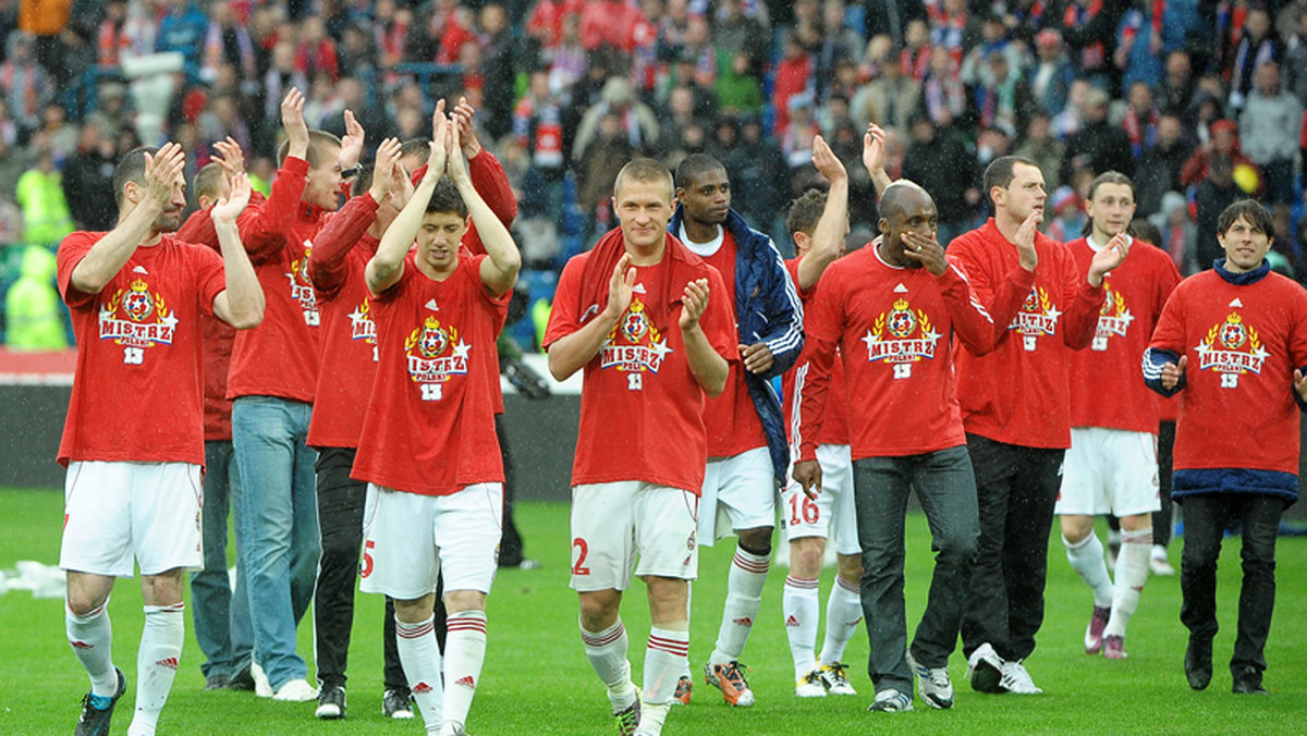 Prześmiewcze, przedstawione w krzywym zwierciadle, z ironią, czasem lekką złośliwością, podsumowanie tego co zdarzyło się w futbolu w miniony weekend. W każdy poniedziałek dziennikarz "Faktu" Przemysław Rudzki będzie przygotowywał specjalnie dla Was coś na pograniczu felietonu i bloga o nazwie "Ósmy Dzień Tygodnia". Byliście na Wyspach Kanaryjskich, popsuł Wam się na tydzień telewizor, zapomnieliście przeczytać gazet, albo zapłacić rachunku za internet, który Wam odcięto? Nic straconego.