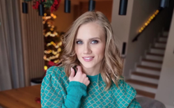 Duży stół, kanapy, modne tapety. Tak mieszka Agnieszka Kaczorowska-Pela [FOTO]