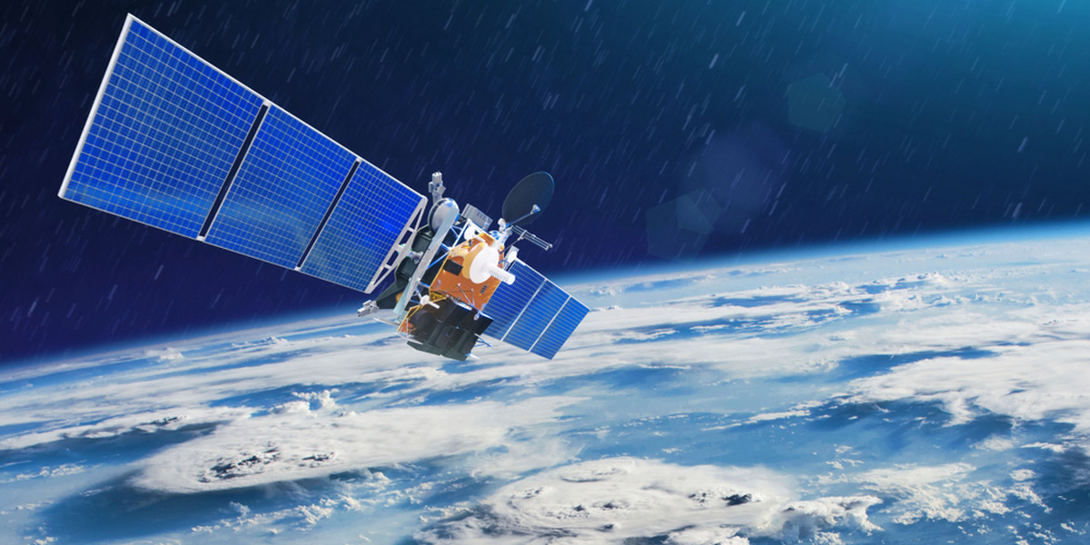 Sieć satelitarna WattTime będzie obserwować elektrownie z kosmosu, a algorytmy przetwarzania obrazu wykryją ślady emisji z elektrowni.