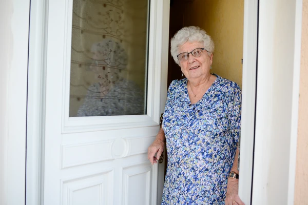 Gordana godinama živela u HODŽINOJ KUĆI u Doboju: Pozvala SVEŠTENIKA pred slavu da osvešta dom, a kad je video sliku na zidu, SKAMENIO SE - jedan detalj otkrio je istinu o njenoj porodici