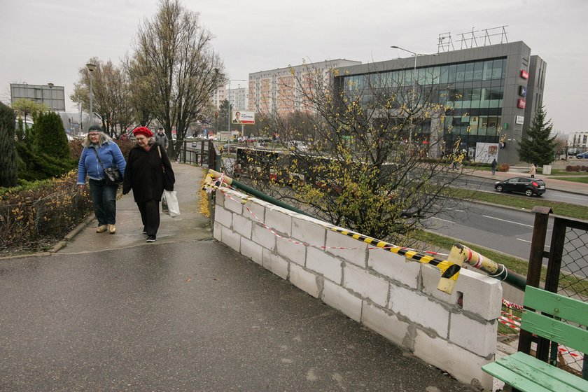 Zamurowali schody do przychodni na gdańskiej Morenie