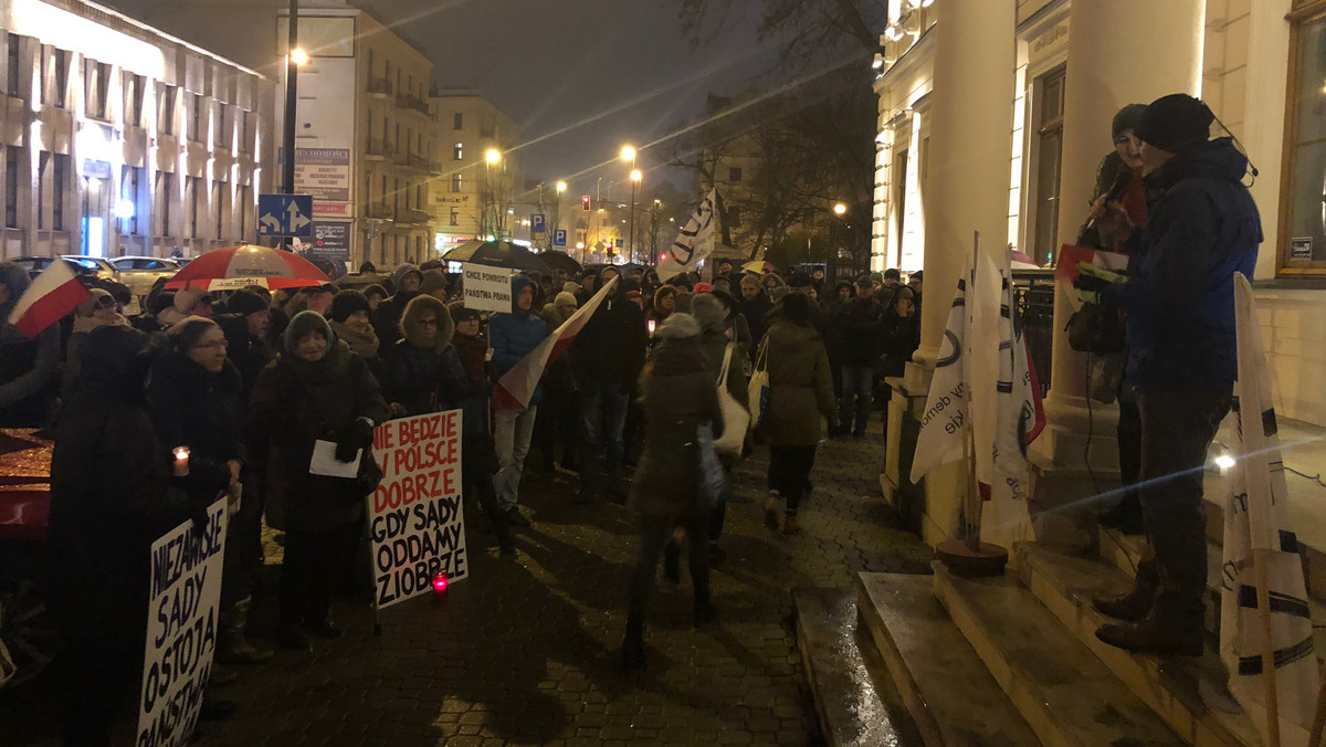 Lubelski Komitet Obrony Demokracji po raz kolejny utworzy łańcuch światła przed Sądem Okręgowym. Demonstracja będzie aktem solidarności z protestującymi pod Sejmem RP w Warszawie.