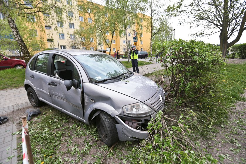 Kierując pegueotem kłócił się z pasażerem citroena, którym kierowała kobieta