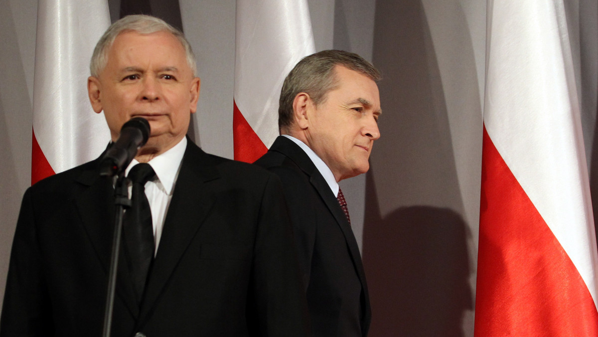 Stało się! PiS przedstawiło swojego kandydata na premiera. To mało dotąd znany profesor socjologii. Czy - jako szef rządu - miałby pomysł, jak pomóc wielu obecnym 30-latkom, którzy mimo ukończonych studiów wyższych nie mogą znaleźć pracy? Przeczytaj TOP5 poniedziałku w Onecie!