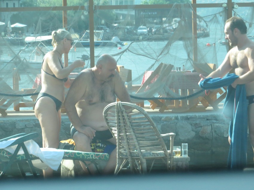 Ljubomiru Bandoviću kolegnica maže leđa