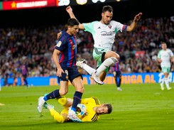 Barcelona męczyła się z grającą w '10' Osasuną. Lewandowski miał udział przy golu [WIDEO]