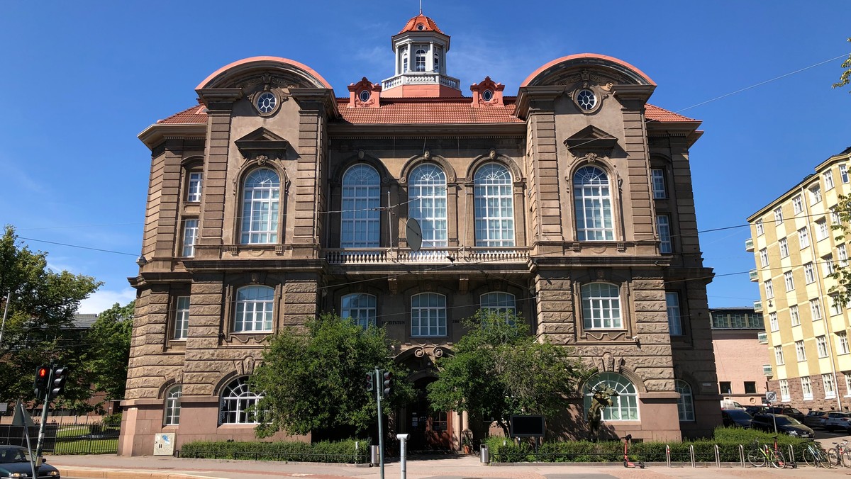 Kiedy ostatni zwiedzający opuści Muzeum Historii Naturalnej w Helsinkach, gmach bierze w posiadanie nieproszony lokator. Pustelnik chilijski, jeden z najbardziej jadowitych pająków na świecie uwił sobie gniazdko w zakamarkach placówki. Po ugryzieniu skóra ofiary przybiera czarną barwę, tworząc dużą otwartą ranę, jad może też uszkodzić nerki, a w rzadkich przypadkach doprowadzić do śmierci.