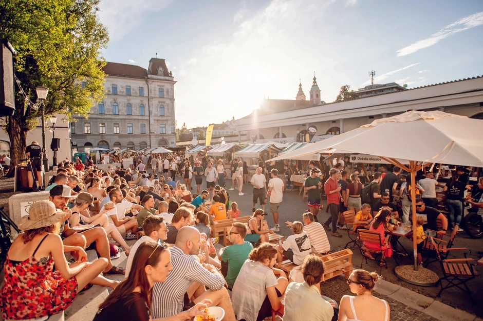 Uživajte u Otvorenoj kuhinji na platou, jednom od četvoroslojnih menija Gourmet Ljubljana, koji vam serviraju za privatnim stolom sa pogledom na gužvu mirisnih tezgi.