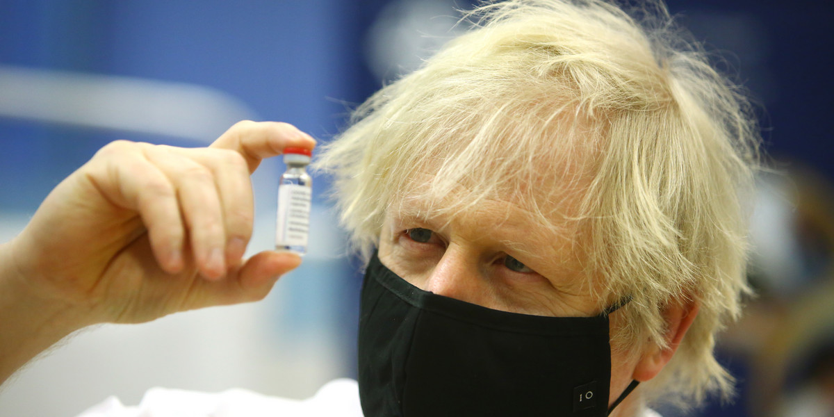 Pomysł paszportów szczepionkowych wzbudza wiele moralnych i prawnych wątpliwości. Premier Wielkiej Brytanii Boris Johnson zapowiedział, że nie zostaną one wprowadzone w kraju.
