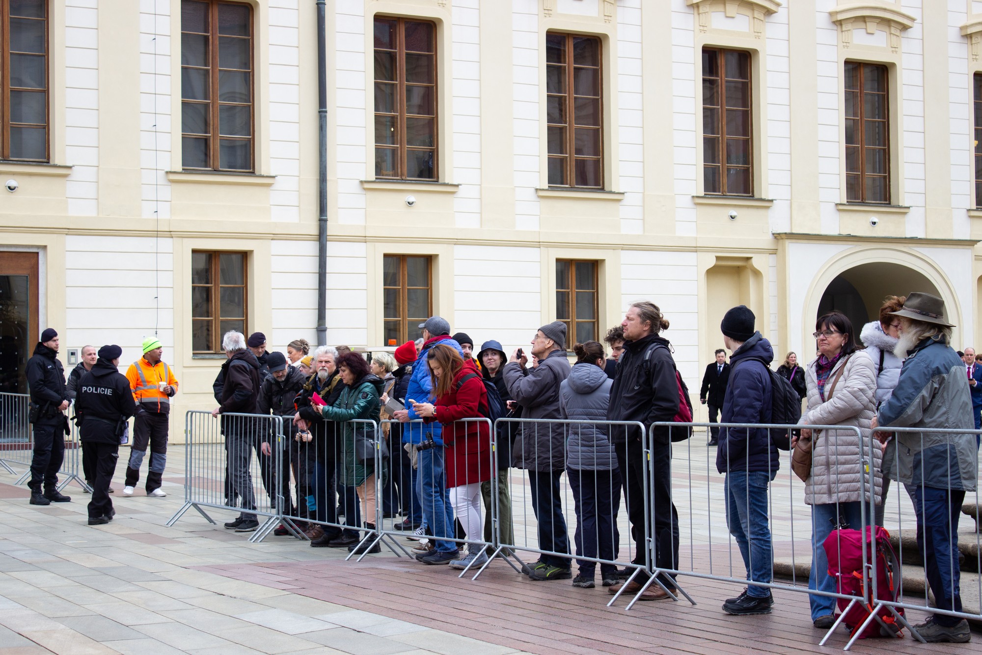 Ľudia čakajú na príchod novozvoleného prezidenta ČR Petra Pavla na Druhom nádvorí Pražského hradu pred jeho inauguráciou v Prahe.