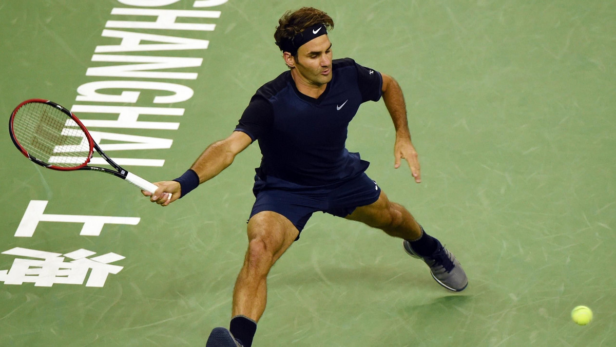 Przed rokiem szwajcarski mistrz okazał się najlepszy, a teraz odpadł już w pierwszym pojedynku. Roger Federer przegrał w drugiej rundzie turnieju Shanghaj Rolex Masters z kwalifikantem Albertem Ramosem-Vinolasem. Hiszpan we wtorek wygrał po ponad dwóch godzinach walki 7:6 (4), 2:6, 6:3.