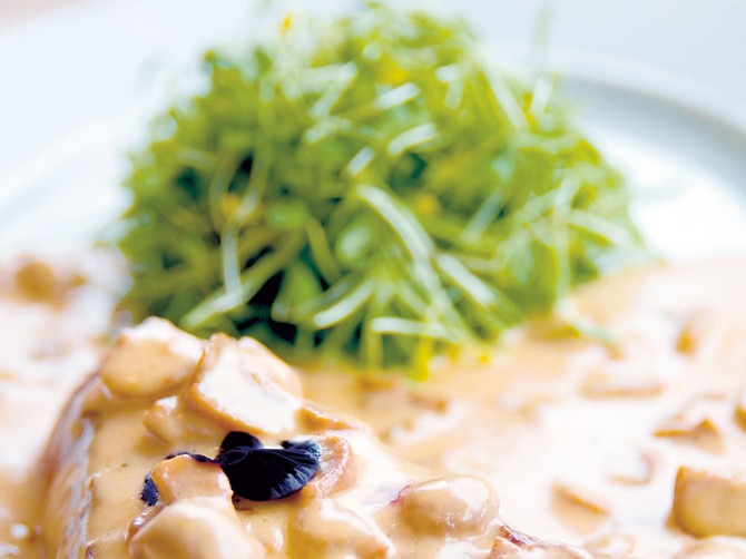 12288_stock-photo-beef-steak-in-champignon-sauce-shutterstock_20852554
