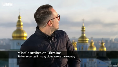 Élőben közvetített a BBC kijevi riportere, amikor egy rakéta csapódott be a közelében – videó