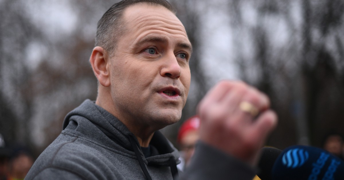 W PiS widzą, jak fala niesie Mentzena. I zazdroszczą [FELIETON] | Newsweek