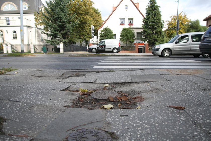 Wielka dziura w chodniku