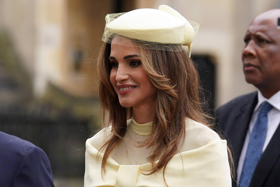Królowa Jordanii, Rania, w żółtym fascynatorze