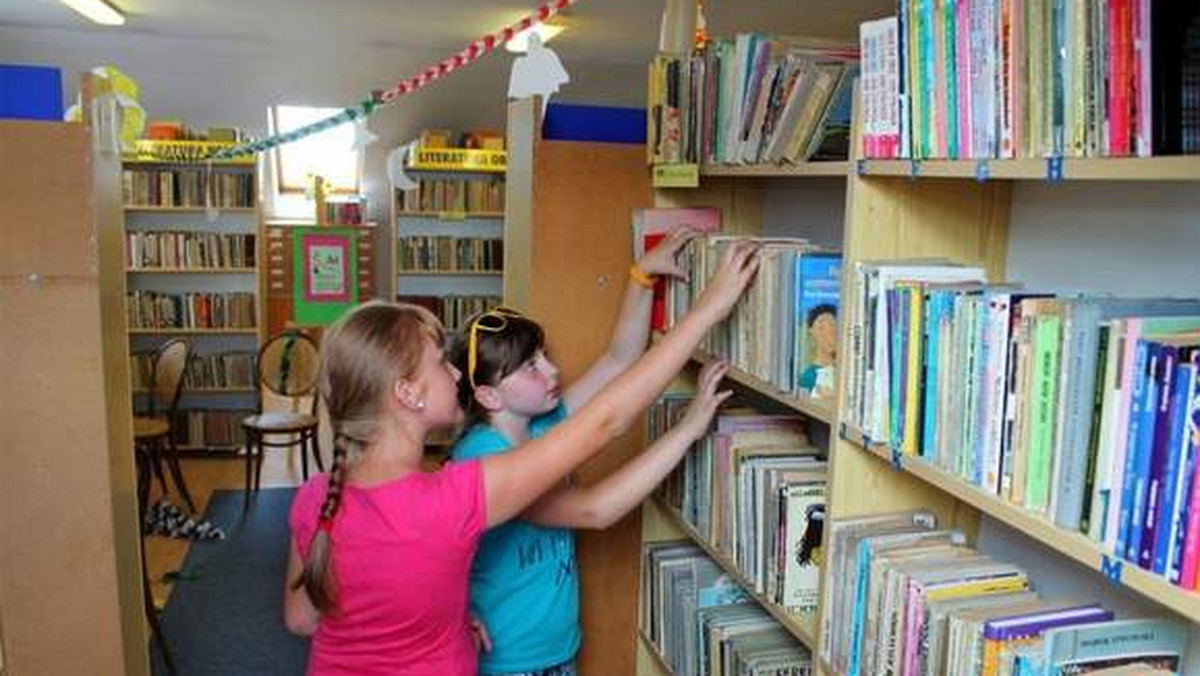Od września uczniowie będą mogli korzystać z księgozbiorów tylko w bibliotece publicznej. To wynik oszczędności, których wójt szuka w oświacie - podaje "Nowa Trybuna Opolska".