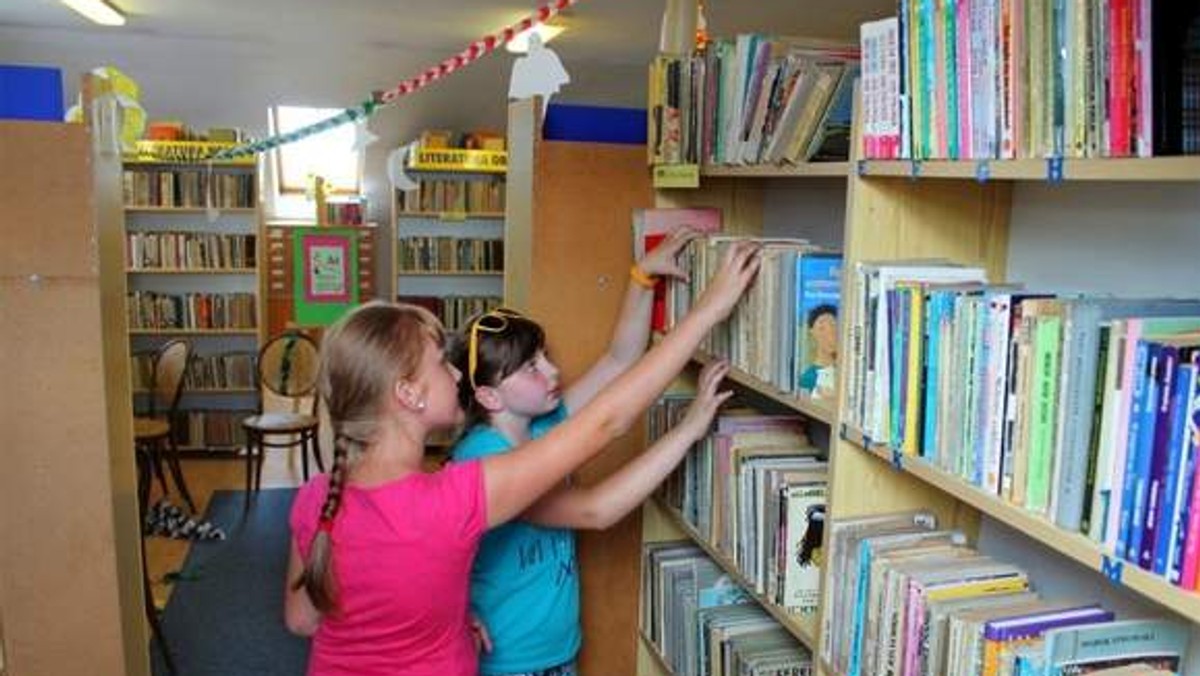 Od września uczniowie będą mogli korzystać z księgozbiorów tylko w bibliotece publicznej. To wynik oszczędności, których wójt szuka w oświacie - podaje "Nowa Trybuna Opolska".