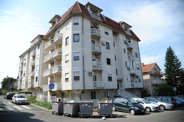 Stanari ovog naselja u Žarkovu bili su šokirani jutrošnjim prizorom ispred njihove zgrade