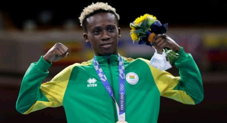 Samuel Takyi receives his bronze medal