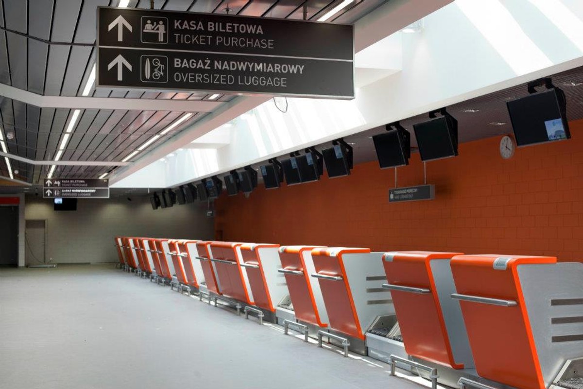 Lotnisko w Modlinie świeci pustkami i przynosi same straty.