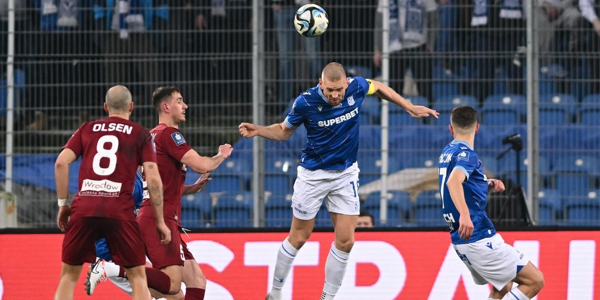 Bartosz Salamon nie tylko zatrzymywał piłkarzy Śląska, ale mógł również strzelić gola dla Lecha. 