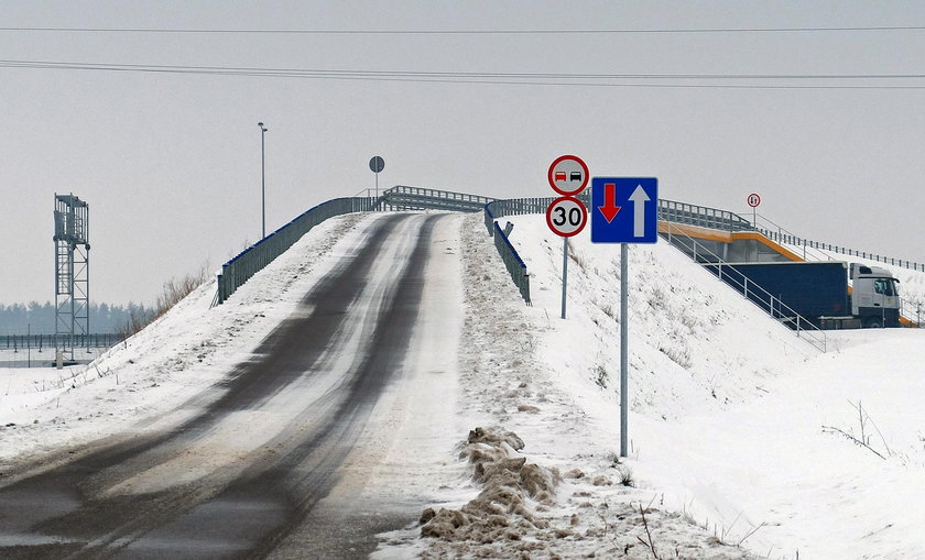 Wiadukt na ruchliwej drodze ma zaledwie 3,5 m szerokości i mieści sie na nim jeden samochód. W dodatku kierowca, który na niego wjeżdża nie widzi czy nic nie jedzie z naprzeciwka