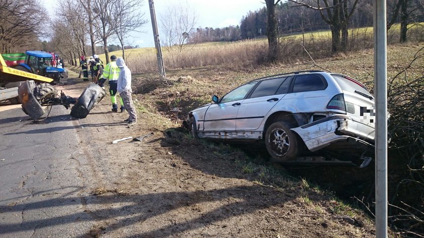 W Krasnej Górze BMW zderzyło się z traktorem