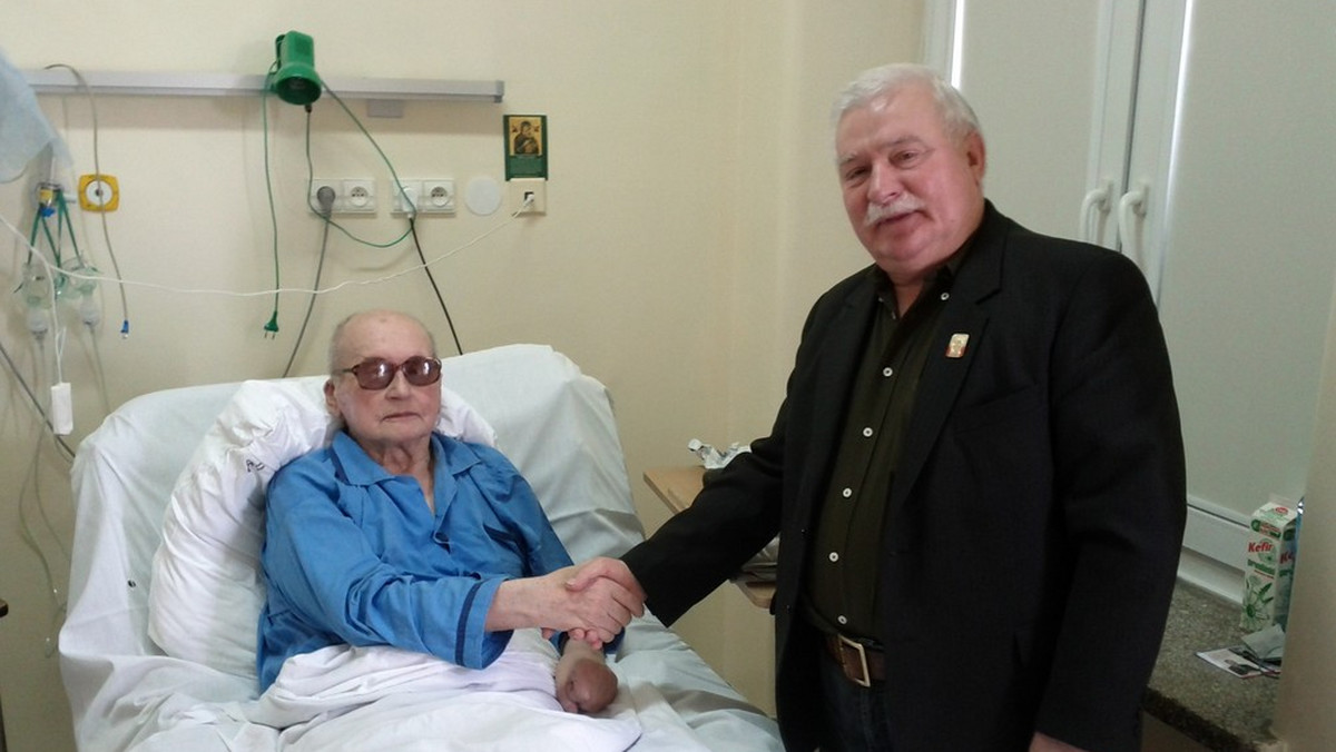 Były prezydent Lech Wałęsa odwiedził kilka dni temu w szpitalu generała Wojciecha Jaruzelskiego, który leczy się tam już od trzech tygodni. - Jestem mu za to bardzo wdzięczna. Co by nie powiedzieć o Wałęsie, ja go szanuje - mówi w rozmowie z "Faktem" żona byłego przewodniczącego KC PZPR, Barbara.