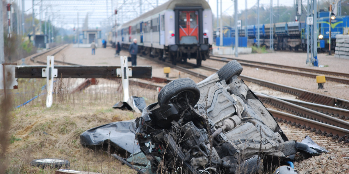 Pociąg zmiażdżył auto z kierowcą