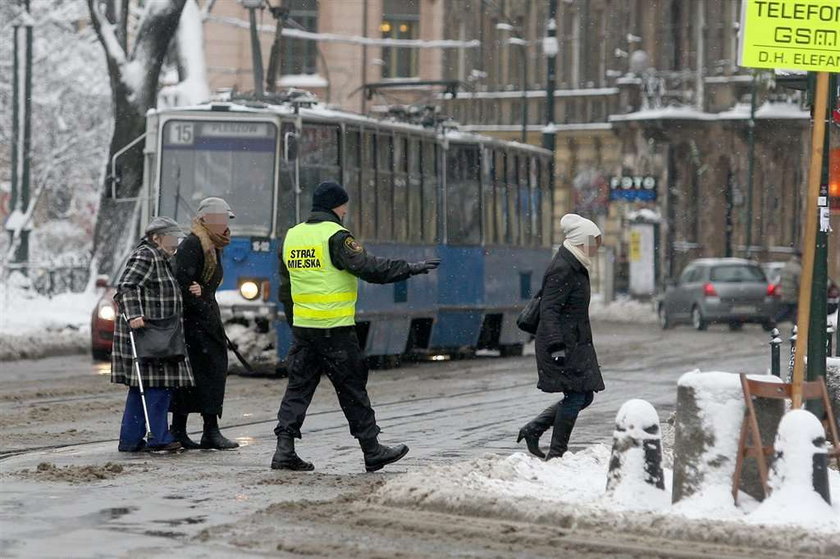 Brawo komendant! Kazał pomagać ludziom!