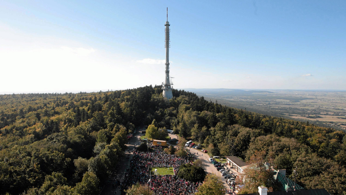 Przed wiekami odwiedzali to miejsce polscy królowie, mianując je najważniejszym wówczas sanktuarium Rzeczypospolitej. Do dziś Święty Krzyż góruje nad jednymi z najstarszych gór Europy i przyciąga setki tysięcy pielgrzymów rocznie. Szansę na odwiedzenie odległego o ok. 150 km od Krakowa Świętego Krzyża będzie miał każdy uczestnik Światowych Dni Młodzieży.