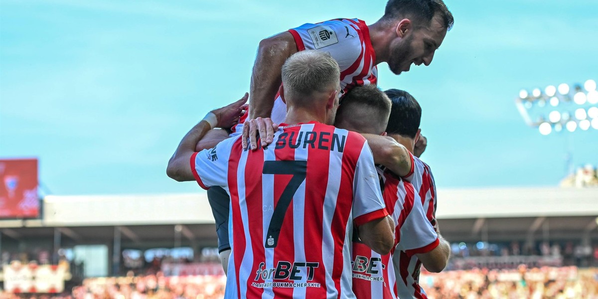 Filip Rózga tonie w objęciach kolegów z Cracovii. Chwilę wcześniej 17-latek strzelił gola na 1:1 w meczu z Górnikiem.