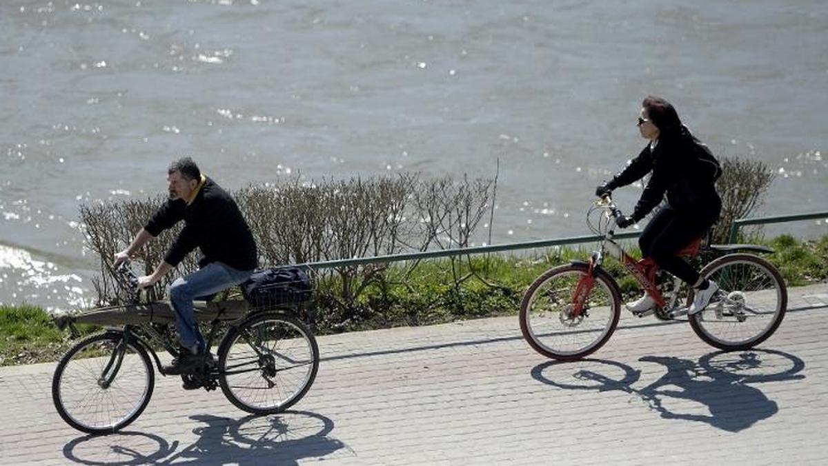 wiosna słońce ludzie na rowerach rower