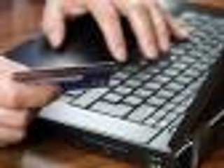 Jak bezpiecznie zarezerwować bilet lotniczy przez internet