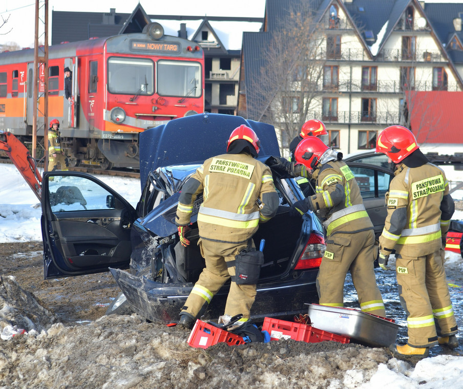 Samochód osobowy zderzył się z pociągiem na niestrzeżonym przejeździe. Strażacy ocalili życie dwóm ciężko rannym osobom. Biały Dunajec, lato 2022 r. 