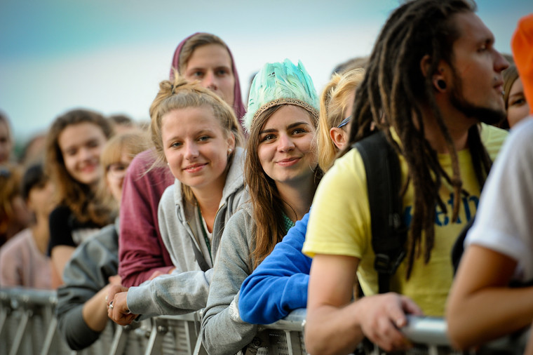 Publiczność pod sceną na festiwalu Heineken Open'er (fot. Artur Rawicz/Onet)