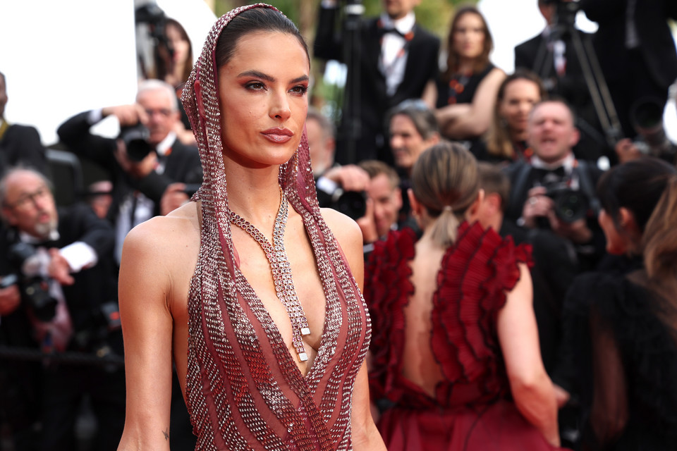 Alessandra Ambrosio na ceremonii otwarcia Festiwalu Filmowego w Cannes