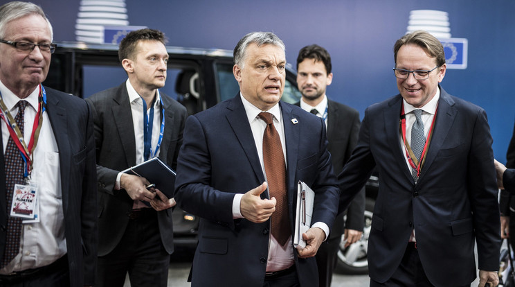 A Miniszterelnöki Sajtóiroda által közreadott képen Orbán Viktor miniszterelnök (k) érkezik az Európai Unió csúcstalálkozójára Brüsszelben 2017. április 29-én. Mögötte balra Rogán Antal, a Miniszterelnöki Kabinetirodát vezető miniszter, jobbra Havasi Bertalan, a Miniszterelnöki Sajtóiroda vezetője.
/Fotó: MTI - Miniszterelnöki Sajtóiroda / Szecsődi Balázs
