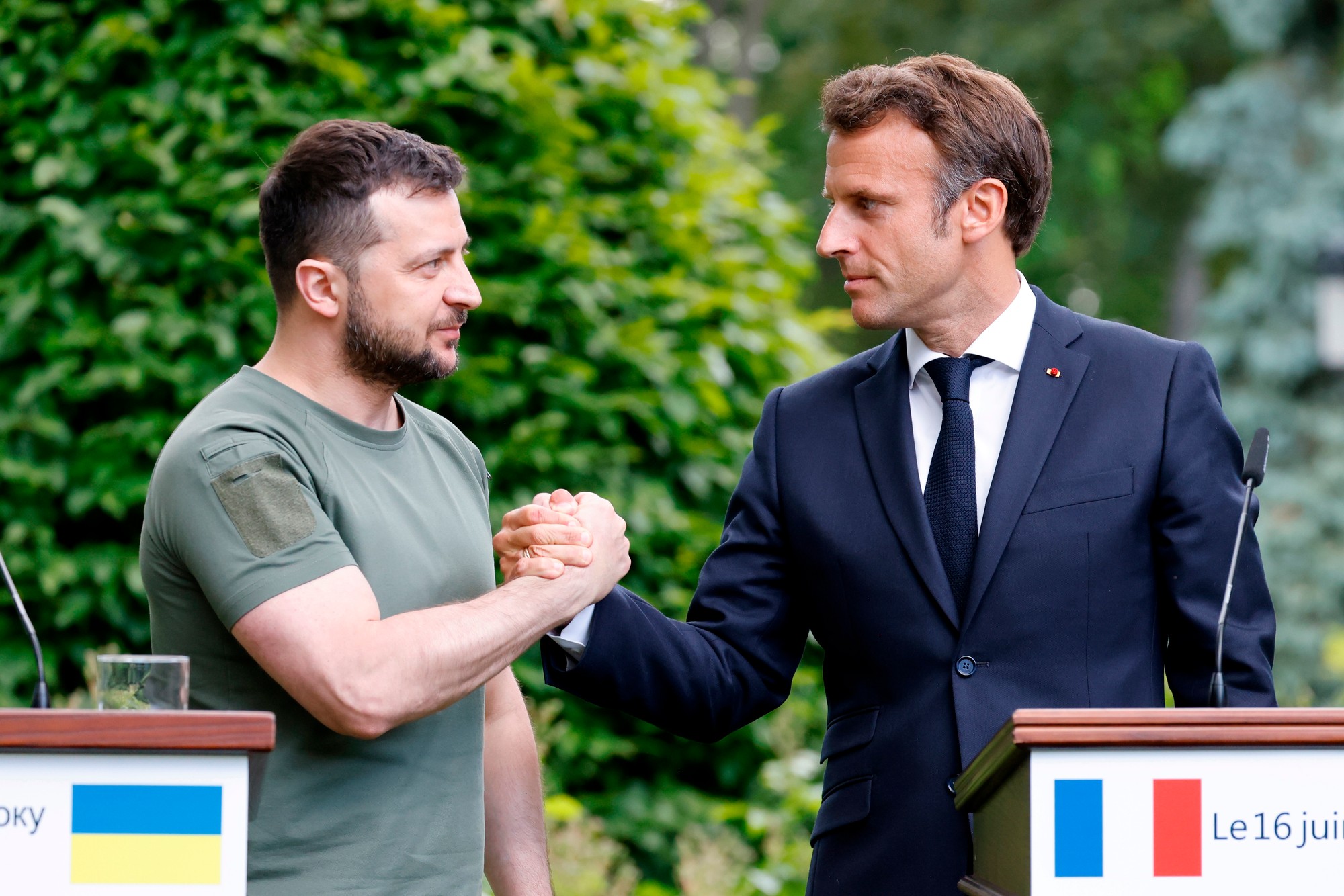Emmanuel Macron, nemecký kancelár Olaf Scholz a taliansky premiér Mario Draghi pricestovali vo štvrtok ráno do Kyjeva, aby vyjadrili svoju podporu Ukrajine.