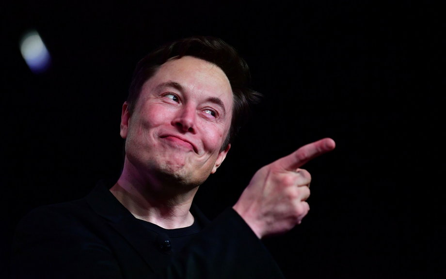 Prezes Tesli Elon Musk przemawia przed odsłonięciem Modelu Y w 2019 roku