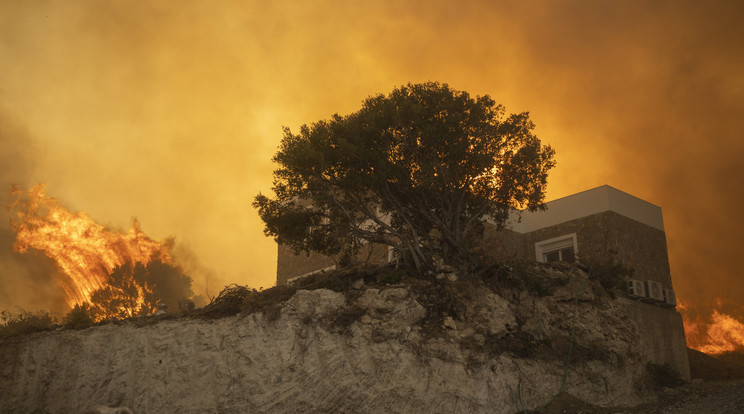 A Külgazdasági és Külügyminisztérium kedden délután bővítette a görögországi tűzveszély következtében az I.-es (vörös) biztonsági kategóriában sorolt, utazásra nem javasolt, Rodosz és Korfu szigetén található települések és térségek listáját / Fotó: MTI/AP/Pétrosz Jannakurisz