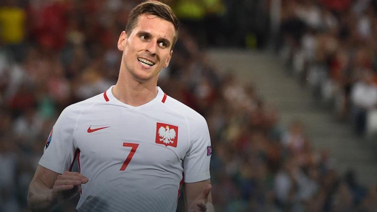 Arkadiusz Milik nie jest na sprzedaż — ogłosił najpierw Ajax Amsterdam. A potem pojawiły się nowe okoliczności. 20 milionów euro, coraz częściej wymieniane w kontekście transferu Polaka, to suma, która oznaczałaby czwarty najwyższy transfer w historii Ajaksu. Czy na pewno Holendrzy potrafią powiedzieć "nie" takim ofertom?