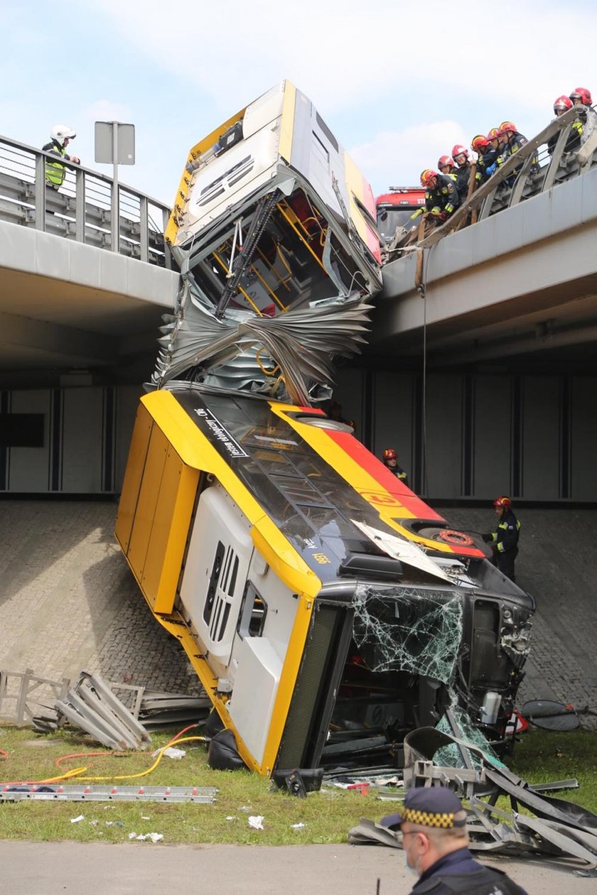 Autobus spadł z wiaduktu