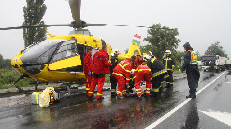 A mentők késlekedés nélkül a helyszínre siettek,
 hogy mielőbb ellássák a sérültet/Fotó:BM OKF MEDIASZERVER