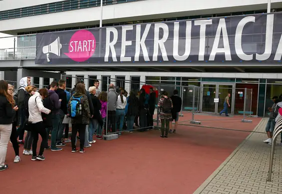 Wzięli namioty, koce i teczki z dokumentami i czekają. Tak wygląda rekrutacja na Poznański AWF