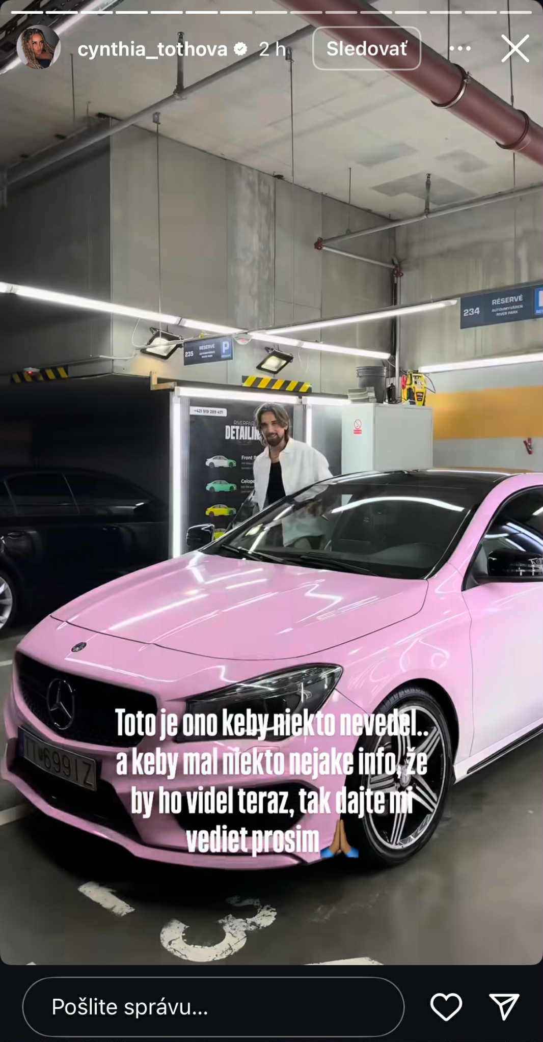 Cynthia jazdí na výraznom aute, ktoré jej sledovatelia dobre poznajú. 