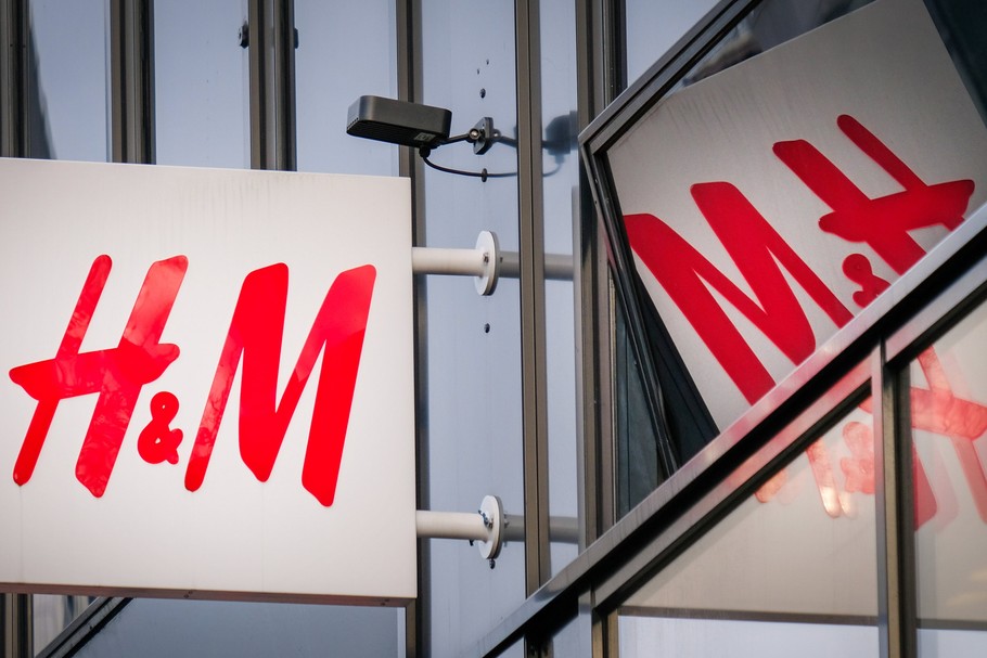 Sieć H&M oskarżona o niszczenie tysięcy ubrań