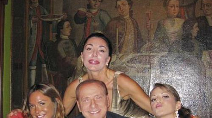 Berlusconi párja nőkhöz vonzódik?